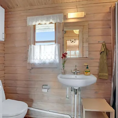 Casa vacanze Stunning In Aakirkeby With Wifi